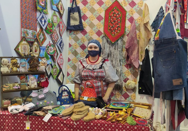 Наталья Денисова и Вероника Чикишева, тюменские мастера представили изделия ремесленников на выставке в Уфе